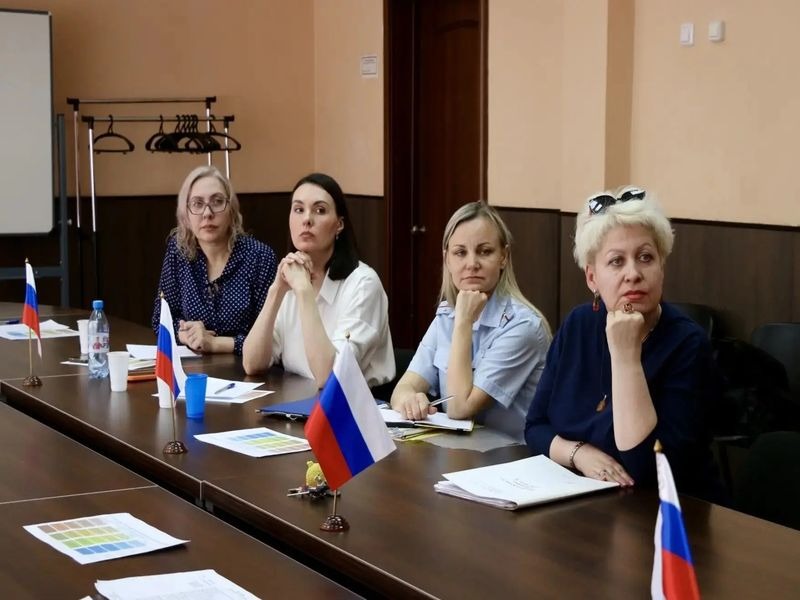 Участники совещания за столом.