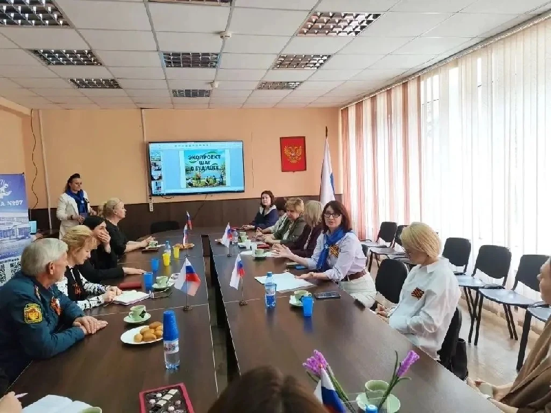 Участники совещания за круглым столом.