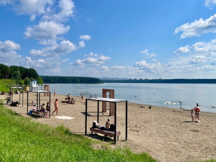 Фотография городского пляжа.